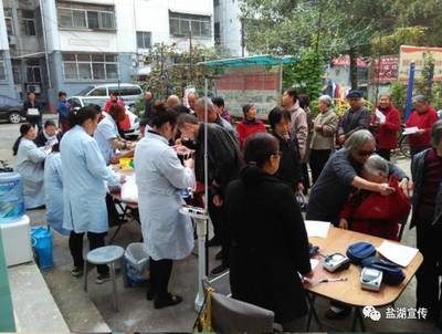 解放路社區聯合中城社區衛生服務站開展“世界骨質疏松日”義診宣傳活動，助力居民健康生活
